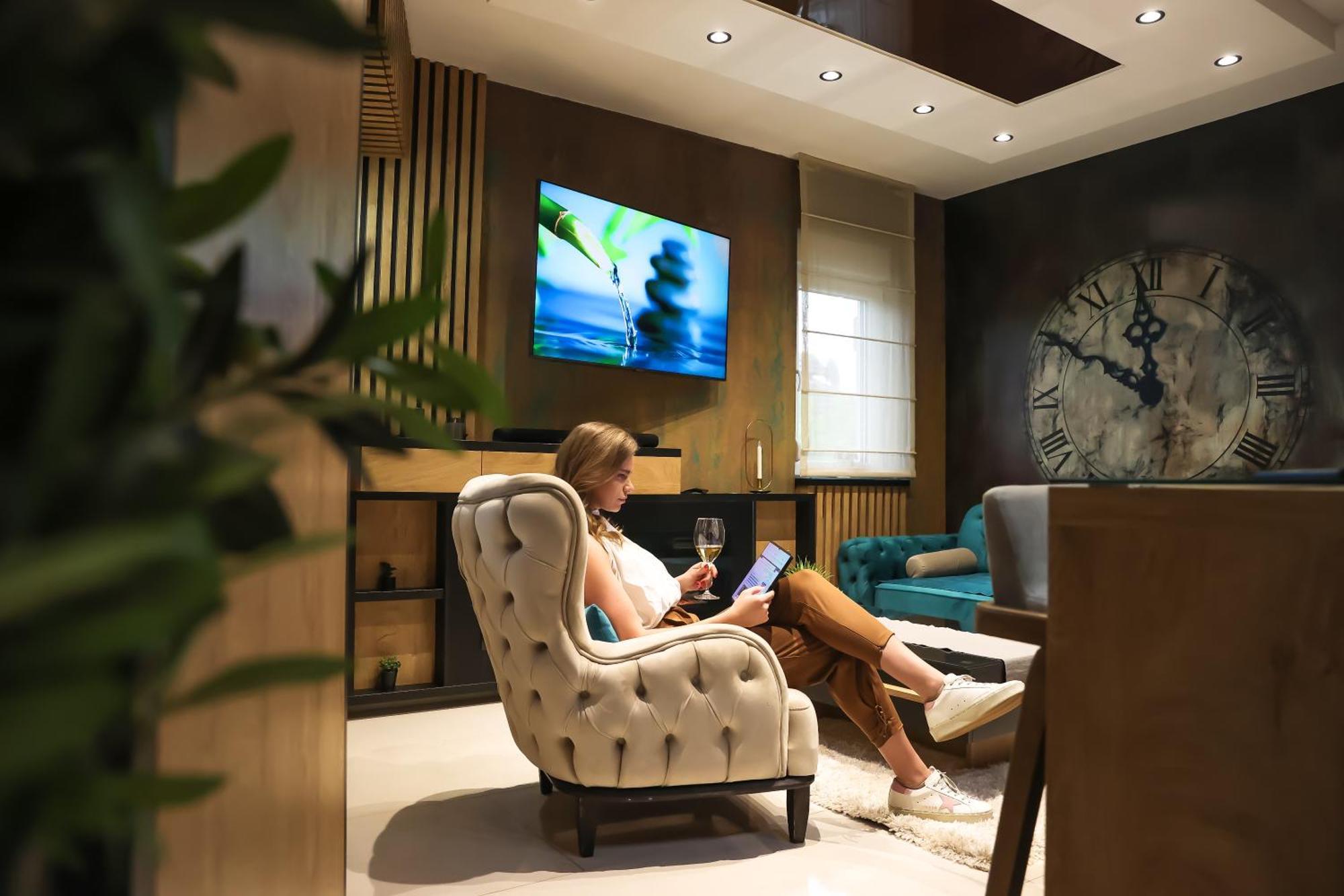 Design Apartment Platinium Spa Lux 5 Star "Havana" Completely Private Wellness & Spa Free Included Sauna & Jacuzzi & Salt Wall & Fire Place & 3D Ceilings & Business Wifi & Netflix & Keyless Code Entry & Full Smart App & Secure 2 Parking Place Ćuprija エクステリア 写真