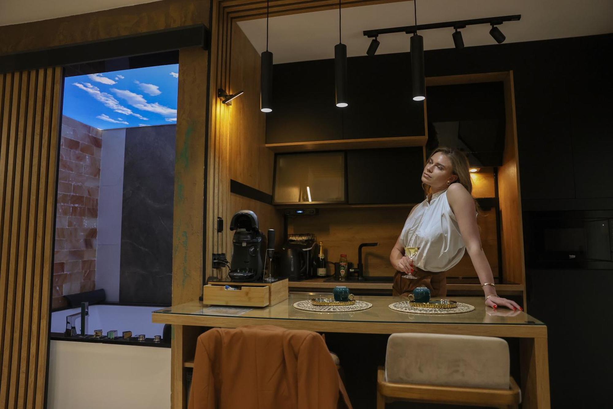 Design Apartment Platinium Spa Lux 5 Star "Havana" Completely Private Wellness & Spa Free Included Sauna & Jacuzzi & Salt Wall & Fire Place & 3D Ceilings & Business Wifi & Netflix & Keyless Code Entry & Full Smart App & Secure 2 Parking Place Ćuprija エクステリア 写真