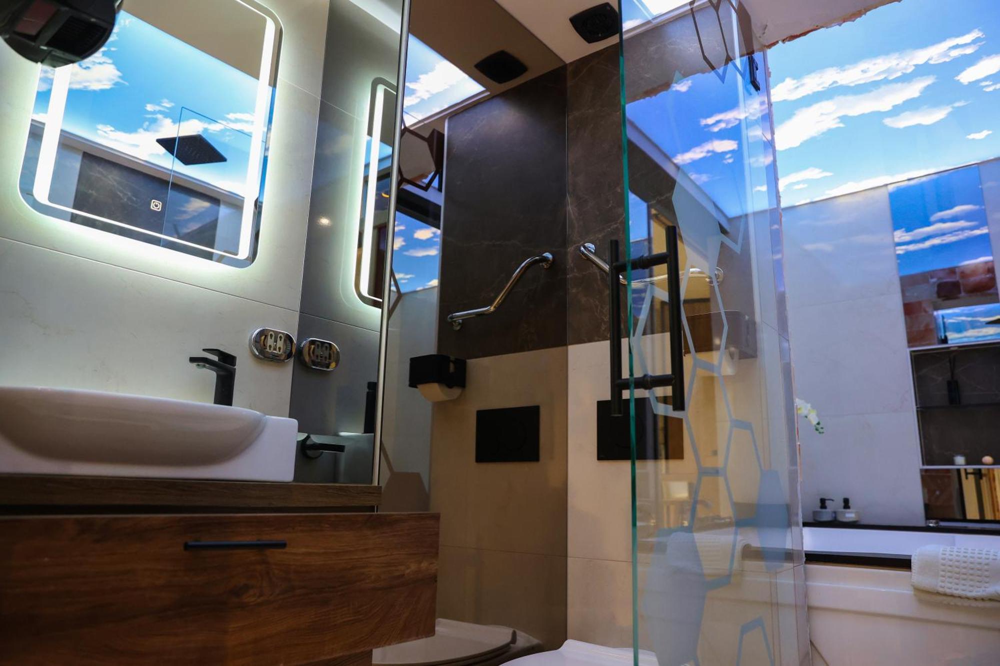 Design Apartment Platinium Spa Lux 5 Star "Havana" Completely Private Wellness & Spa Free Included Sauna & Jacuzzi & Salt Wall & Fire Place & 3D Ceilings & Business Wifi & Netflix & Keyless Code Entry & Full Smart App & Secure 2 Parking Place Ćuprija エクステリア 写真